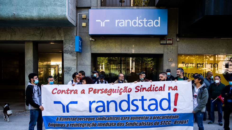 Trabalhadores do call center da Randstad e sindicalistas gritam palavras de ordem durante um protesto convocado pelo Sindicato dos Trabalhadores de Call Center (STCC), com o objetivo de exigir à Randstad a reintegração do trabalhador e delegado sindical Freddy Gil, que agora é alvo de despedimento coletivo, após o Tribunal do Trabalho ter decidido o despedimento anterior como ilícito e obrigado à reintegração do trabalhador em causa, em frente à Randstad, em Lisboa, 14 de abril de 2022. JOSÉ SENA GOULÃO/LUSA