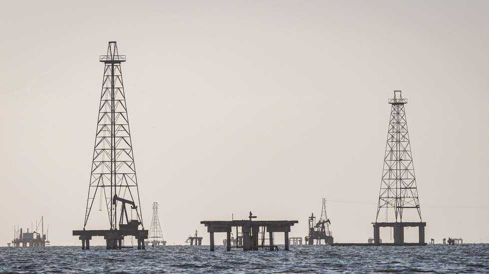 epa11857090 Oil platforms in Lake Maracaibo, in Maracaibo, Venezuela, 24 January 2025 (issued 27 January 2025). According to expert Luis Oliveros, Venezuela's oil production, which increased by 17.6 percent in 2024, may be at risk of regressing if the new US government, led by President Trump, tightens sanctions against Caracas, including the potential suspension of licenses for foreign companies.  EPA/HENRY CHIRINOS
