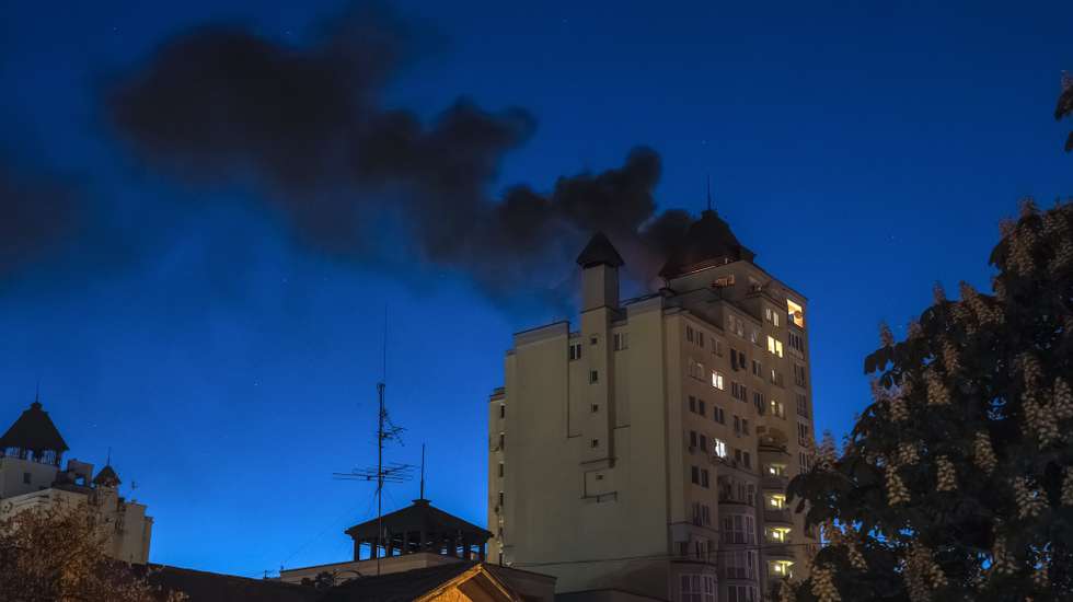 epaselect epa12948842 Smoke billows after debris from an intercepted Russian drone fell on the roof of a high-rise residential building in Kyiv, Ukraine, 12 May 2026. According to the State Emergency Service of Ukraine, there were no casualties in the incident that occurred early 12 May following the expiration of a temporary three-day ceasefire between 09 and 11 May 2026.  EPA/MAXYM MARUSENKO