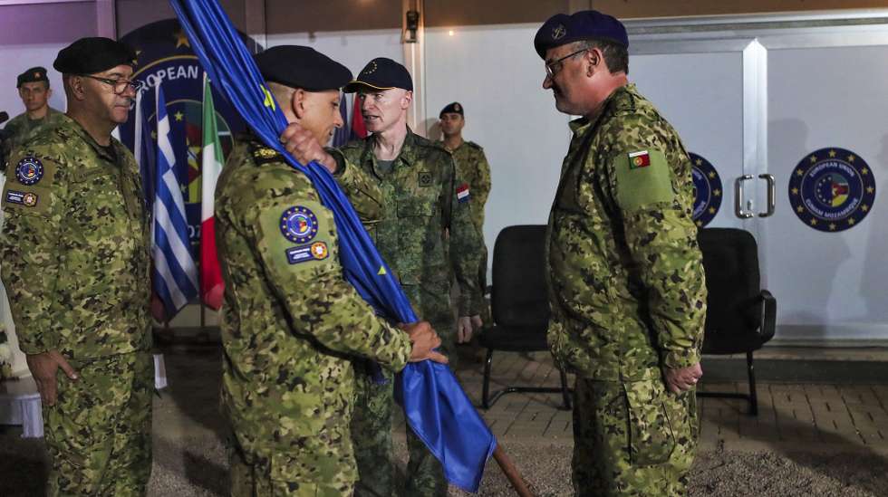 Cerimónia de entrega de comando da Missão de Assistência Militar da União Europeia em Moçambique (EUMAM-MOZ), em Maputo, Moçambique, 10 de setembro de 2025. O novo comandante prometeu hoje continuar a capacitação das forças moçambicanas para manterem uma "posição firme no combate" ao extremismo em Cabo Delgado, no norte do país. LUÍSA NHANTUMBO/LUSA