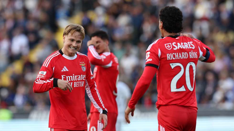 epa12928599 Benfica's Richard Rios (R) celebrates with teammate Andreas Schjelderup (L) after scoring the 0-2 goal during the Portuguese First League soccer match between Famalicao and Benfica, in Vila Nova de Famalicao, Portugal, 02 May 2026.  EPA/ESTELA SILVA