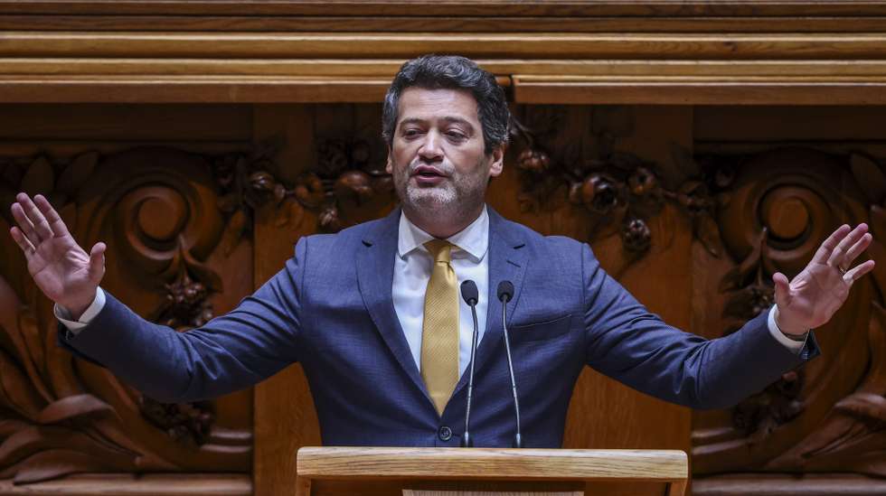 O líder do Chega, André Ventura, intervém durante o debate parlamentar na Assembleia da República em Lisboa, 14 de maio de 2026. TIAGO PETINGA/LUSA