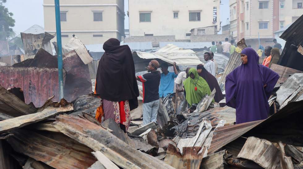 epa12284024 People go through the rubble and search for salvageable goods after a fire broke out in Suuq Bacaad market in Mogadishu, Somalia, 05 August 2025. A fire broke out on 04 August at Suuq Bacaad market in Mogadishu and was brought under control. One person died, according to a government spokesperson.  EPA/SAID YUSUF WARSAME