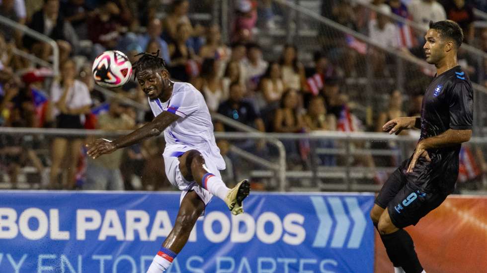 epa11590709 Leverton Pierre of Haiti (L) and Ricardo Rivera of Puerto Rico in action during a CONCACAF Nations League match at Jose Antonio Figueroa stadium in Mayaguez, Puerto Rico, 06 September 2024.  EPA/Thais Llorca