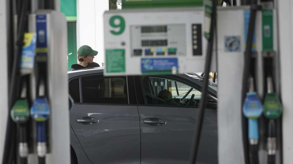 Um automobilista abastece a sua viatura num posto de combustíveis, em virtude de mais um aumento na próxima segunda-feira, em Lisboa, 20 de março de 2026. ANTÓNIO PEDRO SANTOS/LUSA