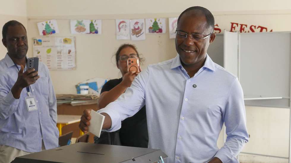 O presidente do Partido Africano da Independência de Cabo Verde (PAICV), Francisco Carvalho, exerce o seu direito de voto para as oitavas eleições legislativas em Cabo Verde, na Praia, Cabo Verde, 17 de maio de 2026. São chamados às urnas 344.284 inscritos no arquipélago e 72.051 no estrangeiro.A votação no arquipélago será acompanhada por cerca de 200 observadores internacionais. LUÍS FONSECA/LUSA