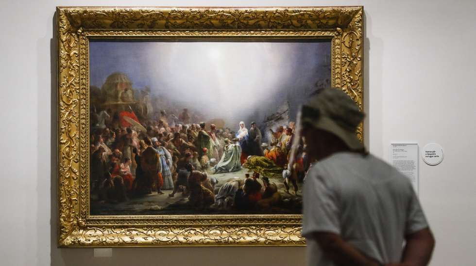 Um visitante passa por uma obra de arte exposta no Museu Nacional de Arte Antiga, no Dia Internacional dos Museus em Lisboa, 18 de maio de 2020. TIAGO PETINGA/LUSA