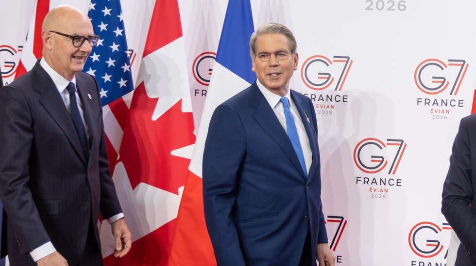 epa12969893 French Finance Minister Roland Lescure (L) welcome US Secretary of the Treasury Scott Bessent (C) before the G7 finance ministers and central bank governors meeting in Paris, France, 18 May 2026.  EPA/CHRISTOPHE PETIT TESSON