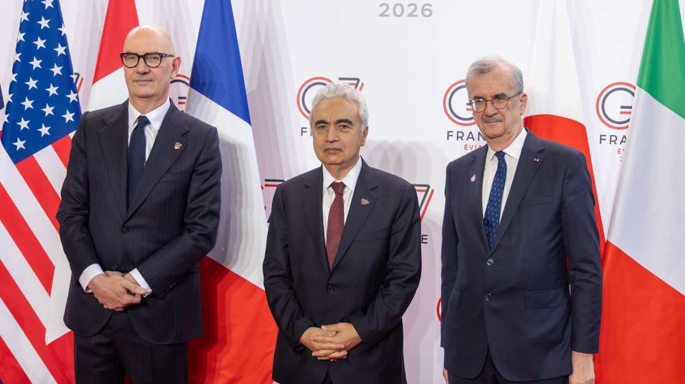 epa12970031 French Finance Minister Roland Lescure (L) and Governor of Bank of France Francois Villeroy de Galhau (R) welcome Executive director of the International Energy Agency (IEA) Fatih Birol (C) before the G7 finance ministers and central bank governors meeting in Paris, France, 18 May 2026.  EPA/CHRISTOPHE PETIT TESSON
