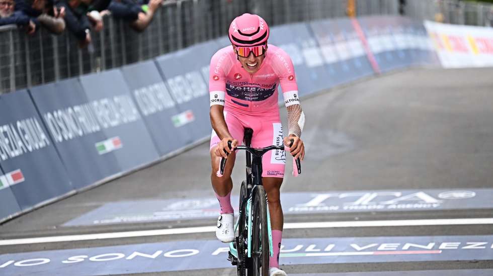 epa12968094 Portuguese rider Afonso Eulalio of Bahrain Victorious wearing the overall leader's pink jersey crosses the 9th stage of the 109th Giro d'Italia cycling race over 184km from Cervia to Corno alle Scale, Italy, 17 May 2026.  EPA/LUCA ZENNARO