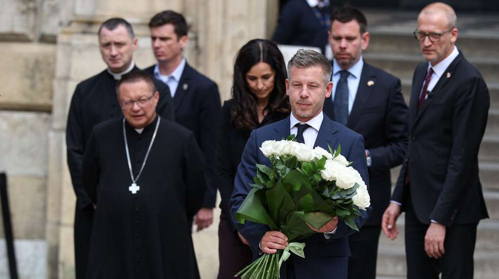 epa12974312 Hungarian Prime Minister Peter Magyar (3-R) and Metropolitan Archbishop of Krakow Cardinal Grzegorz Rys (2-L) during a visit to Wawel Castle in Krakow, Poland, 19 May 2026. The head of the Hungarian government began a two-day visit to Poland, during which he will visit Krakow, Warsaw, and Gdansk. He is accompanied by seven ministers. This is Prime Minister Magyar's first foreign trip since taking power in Hungary.  EPA/Lukasz Gagulski POLAND OUT