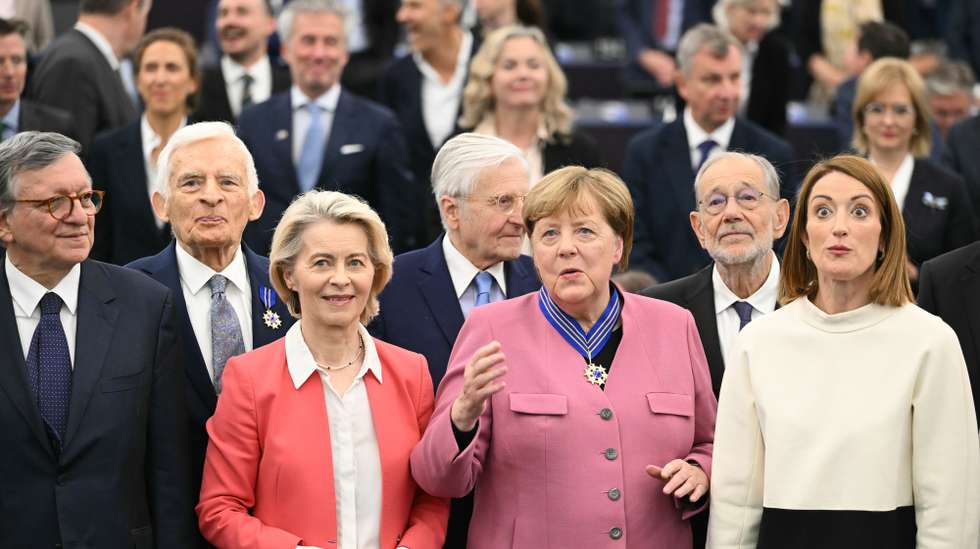 epa12973995 European Commission President Ursula von der Leyen (2nd L), former German chancellor Angela Merkel (C) and European Parliament President Roberta Metsola (R) pose for a family photograph at the end of the European Order of Merit ceremony which honours individuals who have made significant contributions to the European unity, democracy or to the promotion and defence of European values at the European Parliament's hemicycle in Strasbourg, France, 19 May 2026. The European Parliament established the first European distinction of its kind — the European Order of Merit — in 2025 to mark the 75th anniversary of the Schuman Declaration, with the inaugural ceremony taking place in 2026.  EPA/SEBASTIEN BOZON / POOL  MAXPPP OUT