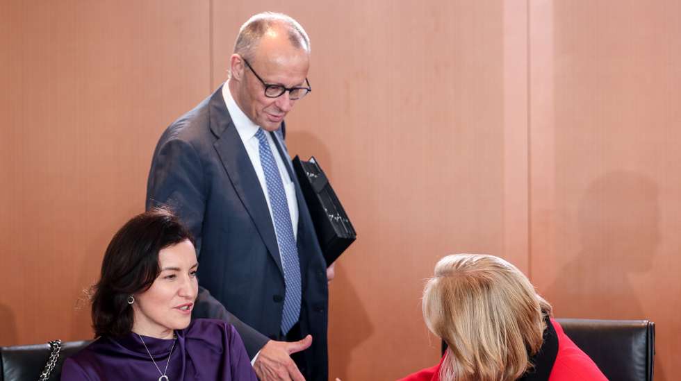 epaselect epa12976804 German Chancellor Friedrich Merz (C) shakes hand with German Minister for Labor and Social Affairs Baerbel Bas (R) before a meeting of the German government's cabinet in Berlin, Germany, 20 May 2026.  EPA/FILIP SINGER