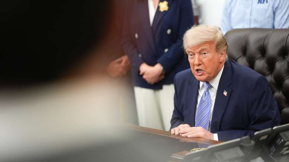 epa12981705 US President Donald Trump speaks during an event with Environmental Protection Agency Administrator Lee Zeldin in the Oval Office at the White House in Washington, DC, USA, 21 May 2026. Trump discussed plans to roll back Biden-era refrigerant regulations affecting cooling and refrigeration systems.  EPA/AL DRAGO / POOL NEWS SERVICE OK