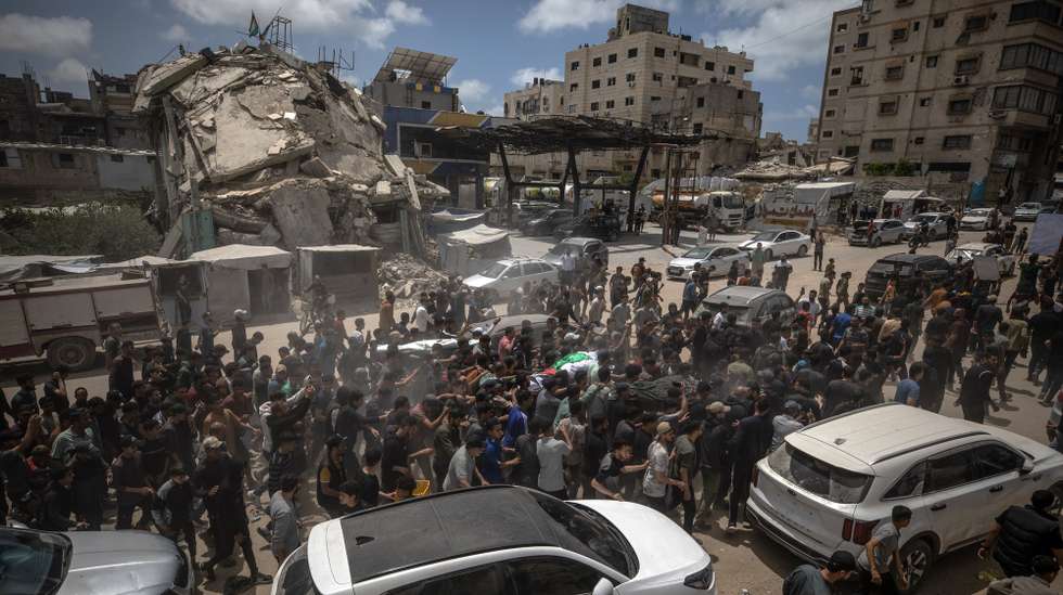 epa12963483 Hamas members carry the body of Izz al-Din al-Haddad, the commander of the Al-Qassam Brigades, during his funeral procession in Gaza City, 16 May 2026. Hamas military wing's commander al-Haddad was killed alongside his wife and daughter in an Israeli airstrike in Gaza City on 15 May 2026. The strike resulted in the deaths of at least eight Palestinians and left dozens of others injured.  EPA/MOHAMMED SABER