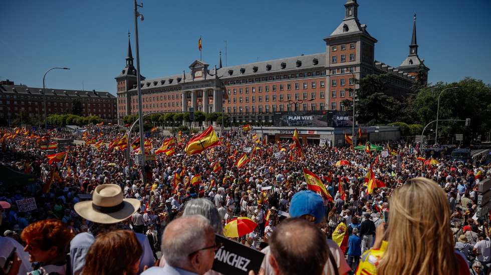 epa12986593 People take part in a march called the 'Dignity Parade' to demand the resignation of Prime Minister Pedro Sanchez in Madrid, Spain, 23 May 2026. The rally was organized by the platform 'Sociedad Civil Espanola', which coordinates over 150 civic groups, to express  dissatisfaction with the government's current policies.  EPA/DANIEL GONZALEZ
