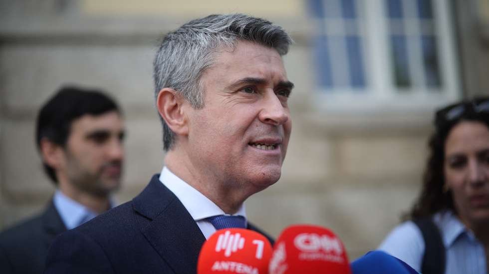 José Luís Carneiro, secretário-geral do Partido Socialista (PS), fala com a comunicação social depois da visita à escola Secundária Alexandre Herculano, no Porto, 25 de maio de 2026. ESTELA SILVA/LUSA