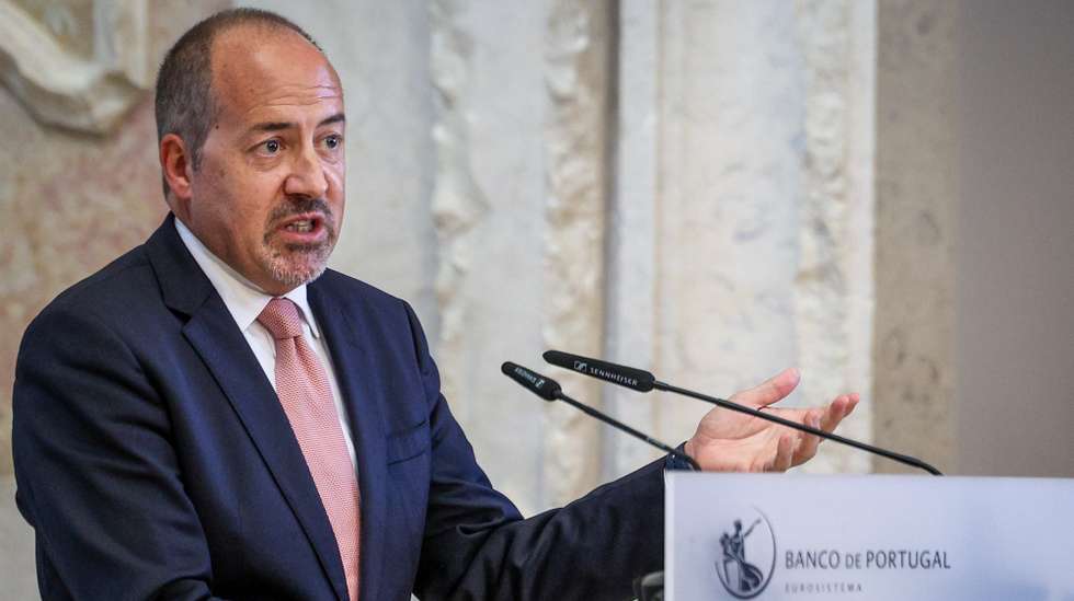 O governador do Banco de Portugal, Álvaro Santos Pereira, usa da palavra durante a abertura e lançamento da Plataforma de Acompanhamento da Fraude Digital em Portugal, na conferência "Fraude Digital: detetar, responder e prevenir" no Museu do Dinheiro em Lisboa, 25 de maio de 2026. TIAGO PETINGA/LUSA
