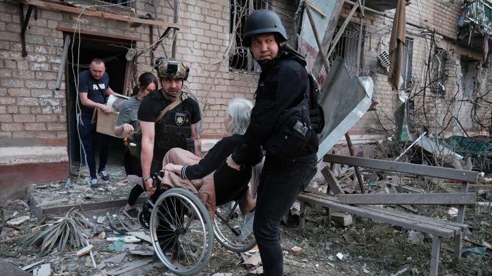 epa12993643 Emergency services assist an elderly woman to evacuate from a damaged residential area following a Russian airstrike in Kramatorsk, Donetsk region, eastern Ukraine, 25 May 2026, amid the Russian invasion. At least 12 people, including a child, were injured in the attack, according to the Head of the Donetsk Regional Administration, Vadym Filashkin.  EPA/MARIA SENOVILLA