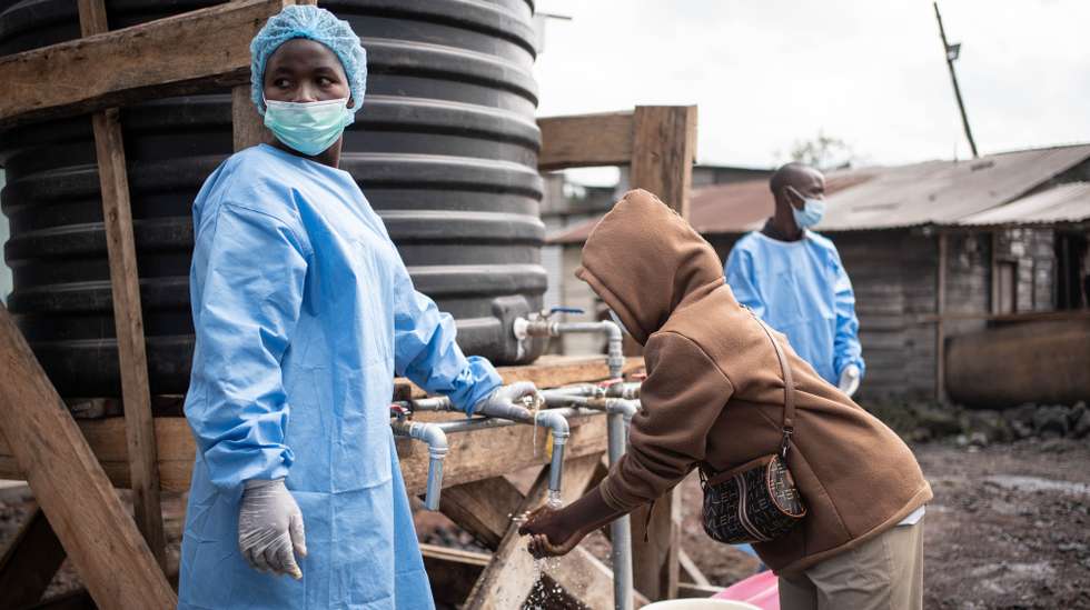 epa12997425 Locals wash their hands at a checkpoint set up for preventive measures against the spread of Ebola in Kanyaruchinya, near Goma, North Kivu, Democratic Republic of Congo, 27 May 2026. The World Health Organization (WHO) has declared the Ebola outbreak, caused by the Bundibugyo virus, in the Democratic Republic of the Congo a public health emergency of international concern.  EPA/MARIE JEANNE MUNYERENKANA