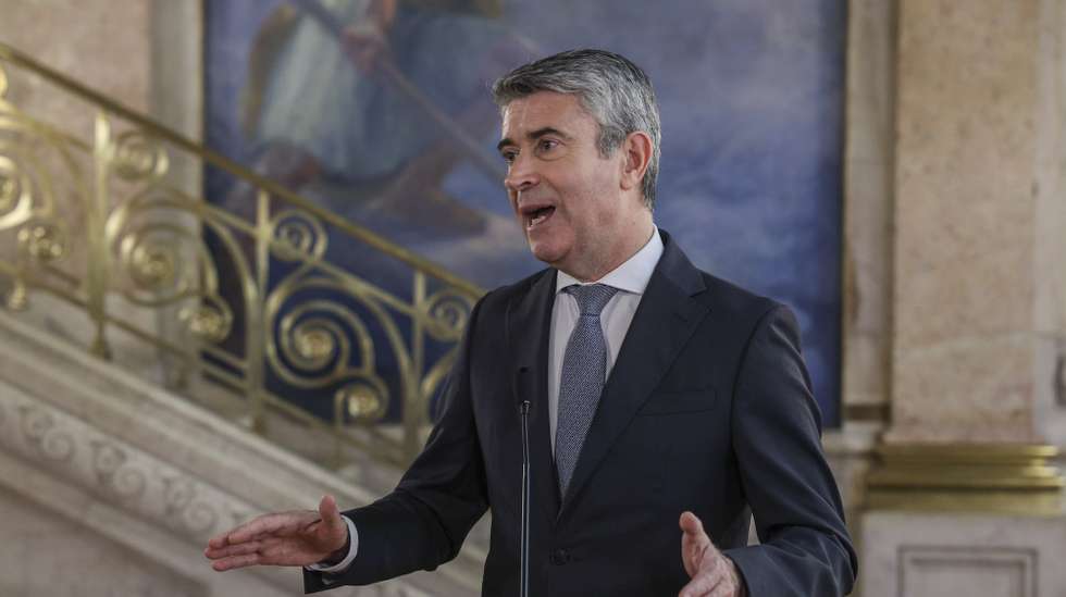 O secretário-geral do Partido Socialista (PS), José Luís Carneiro, fala aos jornalistas esta tarde na Assembleia da República, em Lisboa, 28 de maio de 2026. MIGUEL A. LOPES/LUSA