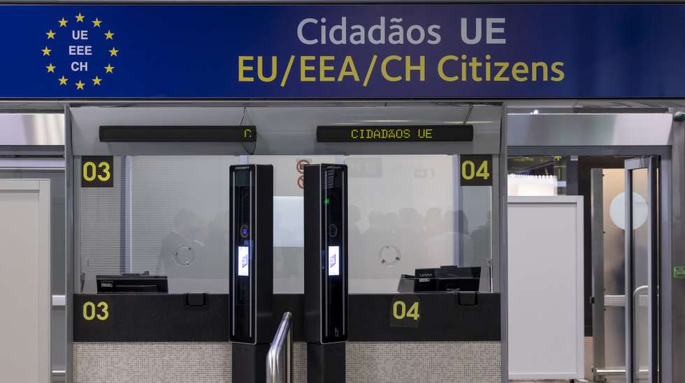 Novo sistema de controlo (de cidadãos fora do Espaço Schengen) das fronteiras externas, instalado no Aeroporto Humberto Delgado, em Lisboa, 15 de abril de 2025.  JOSÉ SENA GOULÃO/LUSA