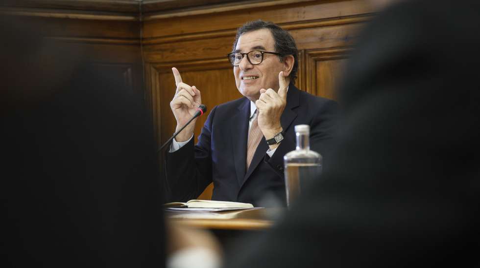 O ministro da Economia e da Coesão Territorial, Manuel Castro Almeida, intervém durante a sua audição na Comissão da Reforma do Estado e Poder Local, na Assembleia da República, em Lisboa, 27 de maio de 2026. ANTÓNIO PEDRO SANTOS/LUSA