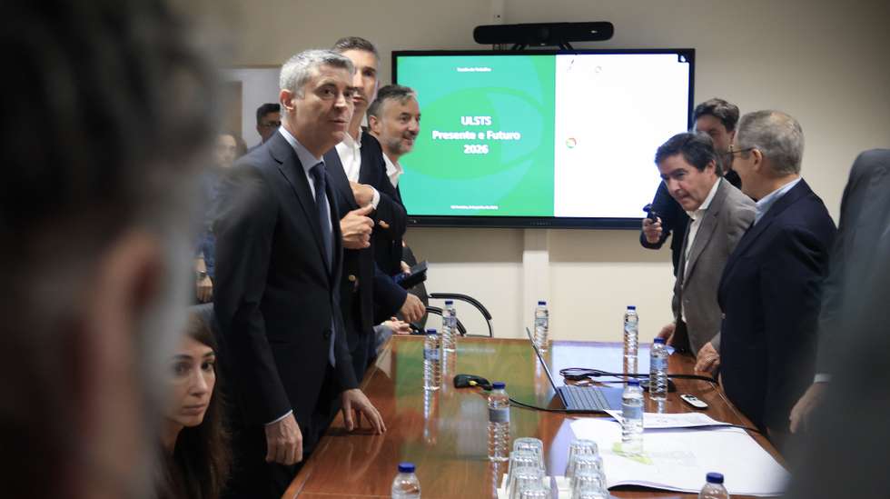 O secretário-geral do Partido Socialista, José Luís Carneiro (E), durante reunião com a administração da ULS do Tâmega e Sousa, com o objectivo da discussão da articulação entre cuidados primários e cuidados hospitalares. Hospital Padre Américo, Guilhufe, Penafiel, 6 de Junho de 2026. MANUEL FERNANDO ARAUJO/ LUSA