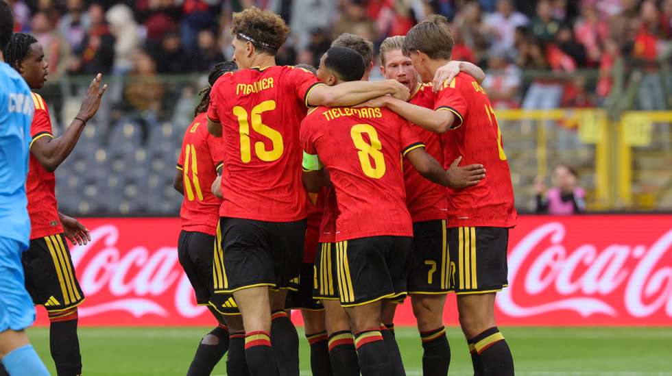 epa13020418 Leandro Trossard of Belgium (hidden) celebrates with teammates after scoring the 1-0 opening goal during the international soccer friendly match Belgium against Tunisia in Brussels, Belgium, 06 June 2026.  EPA/OLIVIER MATTHYS