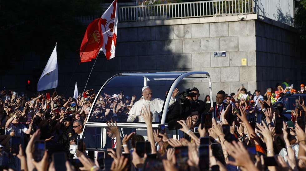 epa13021033 Pope Leo XIV greets the faithful on board the popemobile on his way to Plaza de Lima to preside over a prayer vigil with young people, in Madrid, Spain, 06 June 2026. Pope Leo XIV is undertaking an official six-day visit to Spain from 06 to 12 June 2026, with stops in Madrid, Barcelona, and the Canary Islands.  EPA/Rodrigo Jimenez