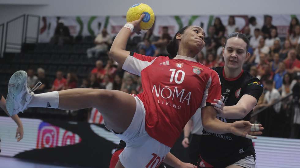 Nádia Rodrigues (D) em ação durante o jogo frente  ao CJ Almeida Garrett na final da Taça de Portugal Feminina de andebol, no Pavilhão Multiusos de Alcobaça, 07 de junho de 2026. CARLOS BARROSO/LUSA