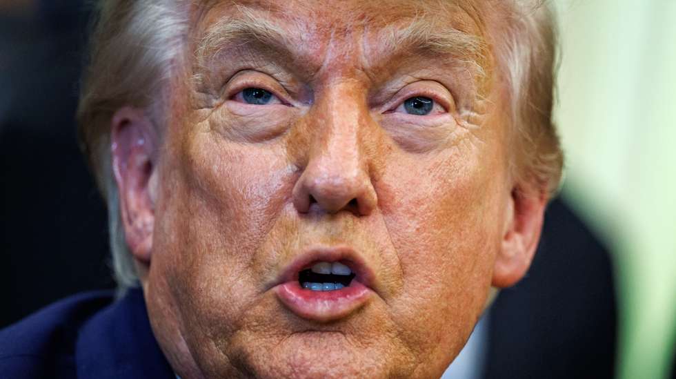 epa13016825 US President Donald Trump answers questions from the news media after an announcement on 'Beautiful, Clean Coal' in the Oval Office of the White House in Washington, DC, USA, 04 June 2026. Trump announced a plan to invest 700 million US dollars in coal plants and energy infrastructure under the Defense Production Act.  EPA/SAMUEL CORUM / POOL