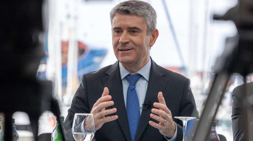 O secretário-geral do Partido Socialista (PS), José Luís Carneiro, durante a visita aos Açores, onde dá início à Rota pela Economia do Mar, nas Portas do Mar, em Ponta Delgada, ilha de São Miguel, Açores, 08 de junho de 2026. EDUARDO COSTA/LUSA