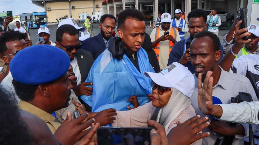 epaselect epa13027753 FIFA referee Omar Abdulkadir Artan (C) is greeted by supporters upon his arrival at the airport in Mogadishu, Somalia, 10 June 2026. Artan was given a hero's welcome after US authorities denied him entry to the 2026 FIFA World Cup.  EPA/SAID YUSUF WARSAME