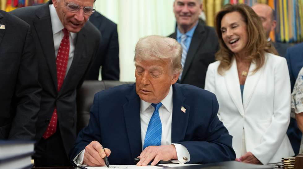 epa13028738 US President Donald Trump signs the “Secure America Act” in the Oval Office of the White House in Washington, DC, USA, 10 June 2026. The act requires proof of citizenship to register to vote.  EPA/AARON SCHWARTZ / POOL