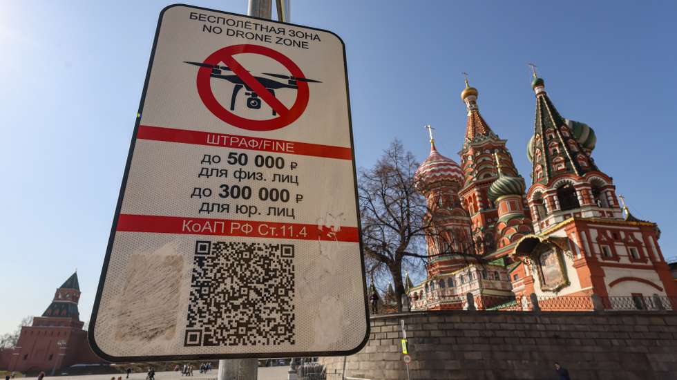 epa12846231 The signboard reading 'No drone zone' is seen in front of the Kremlin in Moscow, Russia, 24 March 2026. The Russian Federal Security Service (FSB) reported thwarting a series of terrorist attacks in Moscow and the surrounding region, including the prevention of Ukrainian intelligence agencies’ purchase of military drones from a Moscow enterprise, which were allegedly intended for use in attacks within the city.  EPA/SERGEI ILNITSKY