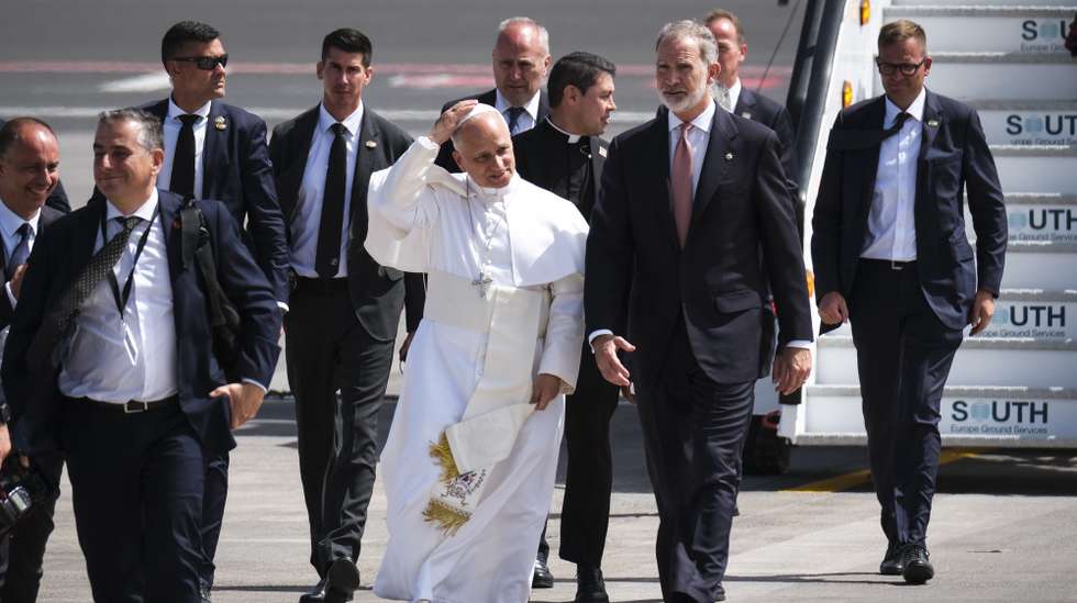 epa13033062 Pope Leo XIV (L) and King Felipe VI return from the plane that was supposed to take the pontiff back to Rome after his seven-day trip to Spain, due to technical problems preventing its takeoff from Los Rodeos Airport, Tenerife Island, Canary Islands, 12 June 2026.  EPA/Alberto Valdes
