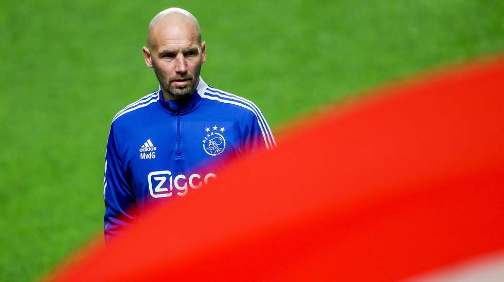 epa09777541 Ajax Amsterdam's assistant coach Mitchell van der Gaag during a training session of the team at Luz Stadium, in Lisbon, Portugal, 22 February 2022, on the eve of their UEFA Champions League round of 16 first leg soccer match against SL Benfica.  EPA/JOSE SENA GOULAO