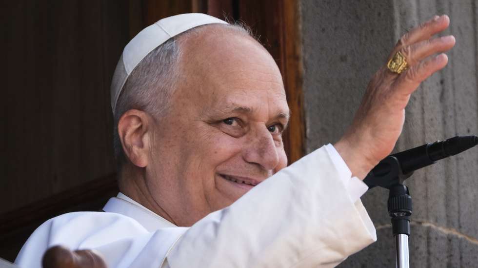 epa13032687 Pope Leo XIV greets from the balcony of the Bishop's Palace n the town of La Laguna, Tenerife Island, Canary Islands, Spain, 12 June 2026. The pontiff visits Tenerife on the final day of his trip to Spain after visiting Madrid, Barcelona and Gran Canaria island.  EPA/Alberto Valdes