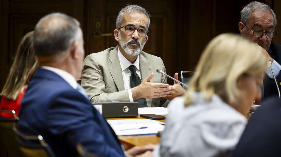 O ministro dos Negócios Estrangeiros, Paulo Rangel (C), durante a sua audição na Comissão de Negócios Estrangeiros e Comunidades Portuguesas, sobre as divergências relativas à utilização da Base das Lajes, na Assembleia da República, em Lisboa, 17 de junho de 2026. JOSÉ SENA GOULÃO/LUSA