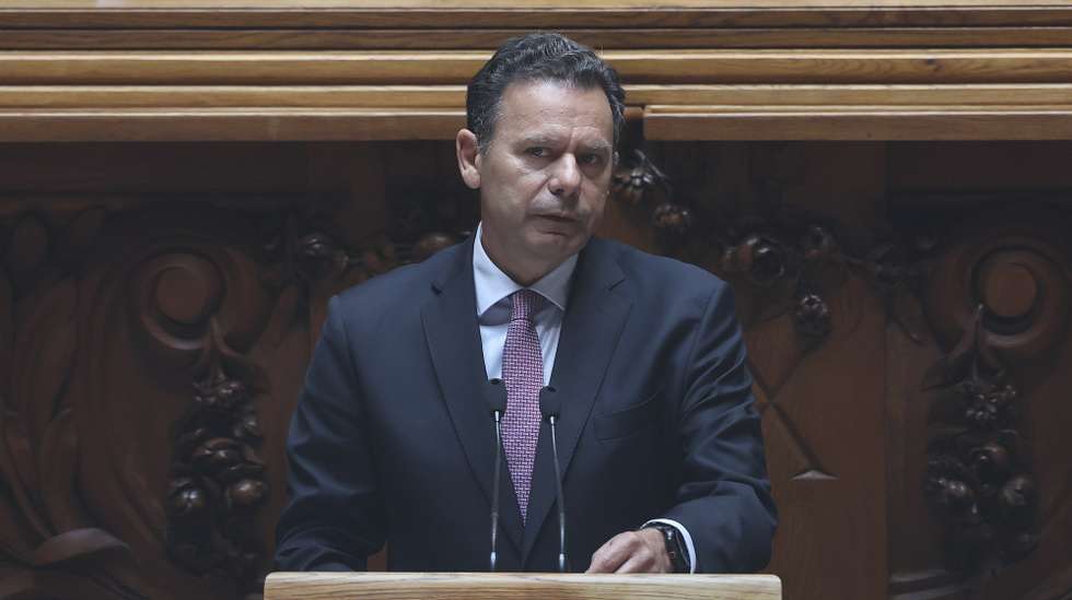 O primeiro-ministro, Luis Montenegro, intervém durante o debate da sessão plenária na Assembleia da República, Lisboa, 17 de junho de 2026. MANUEL DE ALMEIDA/LUSA