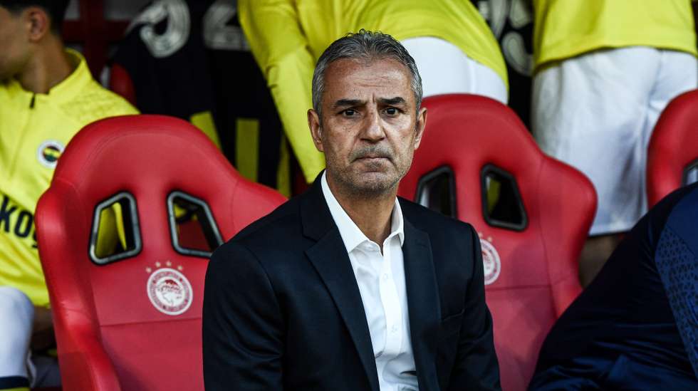 epa11273204 Fenerbahce's Head Coach Ismail Kartal reacts during the UEFA Europa Conference League Quarterfinals, 1st leg soccer match between Olympiacos Piraeus and Fenerbahce, in Piraeus, Greece, 11 April 2024.  EPA/GEORGIA PANAGOPOULOU
