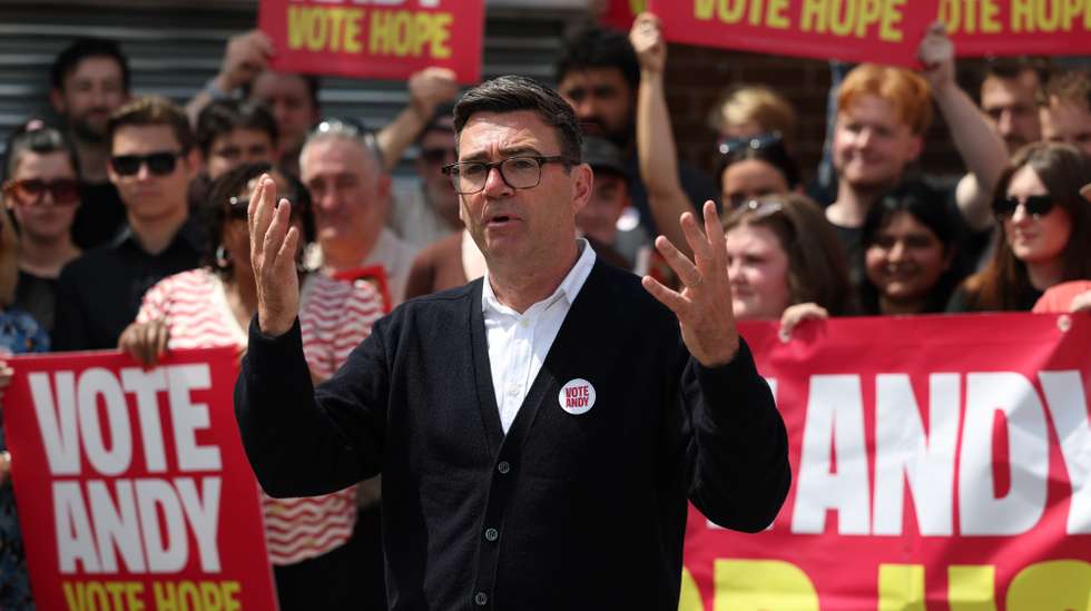 epa13046585 Labour candidate Andy Burnham (C) addresses his supporters at the party headquarters in Wigan, Britain, 18 June 2026. A by-election is being held in the Parliamentary constituency of Makerfield, triggered by Labour MP Josh Simons stepping down to allow Mayor of Greater Manchester Andy Burnham to stand.  EPA/ADAM VAUGHAN