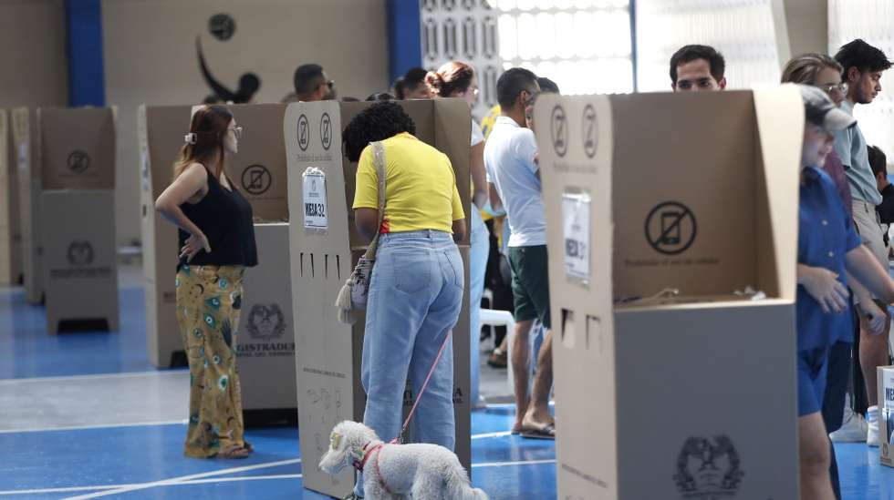 epa13007595 People vote at a polling station during the presidential election in Barranquilla, Colombia, 31 May 2026.  EPA/ERNESTO GUZMAN JR