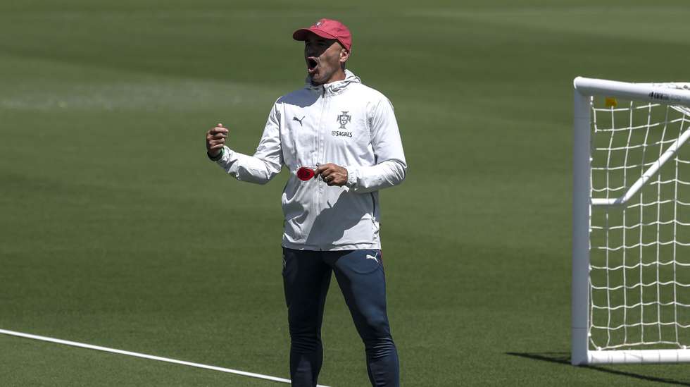 epa13054440 Portugal's national team head coach Roberto Martinez leads the training session for the FIFA World Cup 2026 at Garden District Park, in Palm Beach, Florida, USA, 21 June 2026.  EPA/MIGUEL A. LOPES