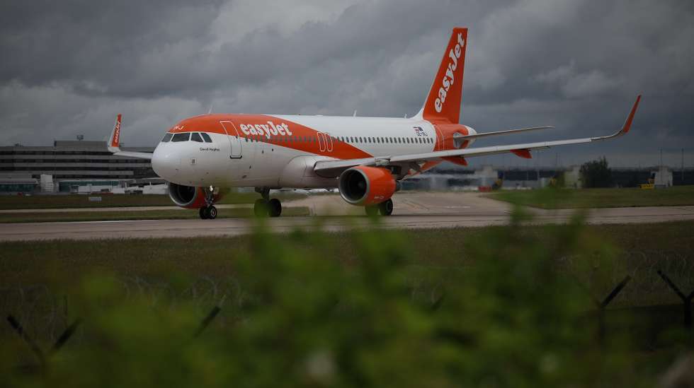 epa13011882 An EasyJet flight taxis on the runway at Manchester Airport in Manchester, Britain, 02 June 2026. Jet fuel prices have risen sharply on international markets since the beginning of the conflict in the Middle East, with EasyJet reporting that its kerosene bill rose by 25 million pounds (28.9 million euros) in March.  EPA/ADAM VAUGHAN