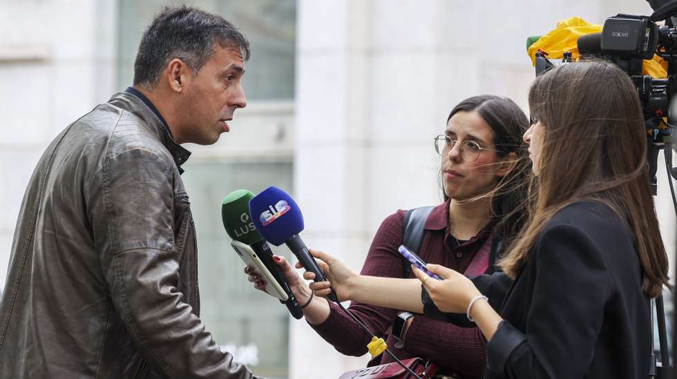 O secretário-geral da CGTP-Intersindical, Tiago Oliveira, fala á comunicação social durante um plenário geral dos trabalhadores do Arsenal do Alfeite, numa concentração frente à Presidência do Conselho de Ministros, Lisboa, 25 de junho de 2026. TIAGO PETINGA/LUSA