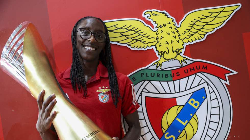 A jogadora de futsal feminino do Benfica, Janice Silva, posa para a fotografia com o troféu de campeã nacional da Liga Feminina de Futsal 25/26, durante uma entrevista à agência Lusa, no pavilhão da Luz, em Lisboa, 24 de junho de 2026. A internacional portuguesa Janice Silva admitiu hoje que o título nacional feminino de futsal conquistado pelo Benfica tem "sabor especial” e que o insucesso no campeonato anterior “faz parte do crescimento” e serviu de ensinamento. (ACOMPANHA TEXTO DA LUSA DO DIA 27 DE JUNHO DE 2026). TIAGO PETINGA/LUSA