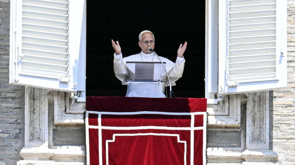 epa13070315 Pope Leo XIV leads the Angelus prayer, traditional Sunday's prayer, from the window of his office overlooking Saint Peter's Square, Vatican City, 28 June 2026.  EPA/RICCARDO ANTIMIANI