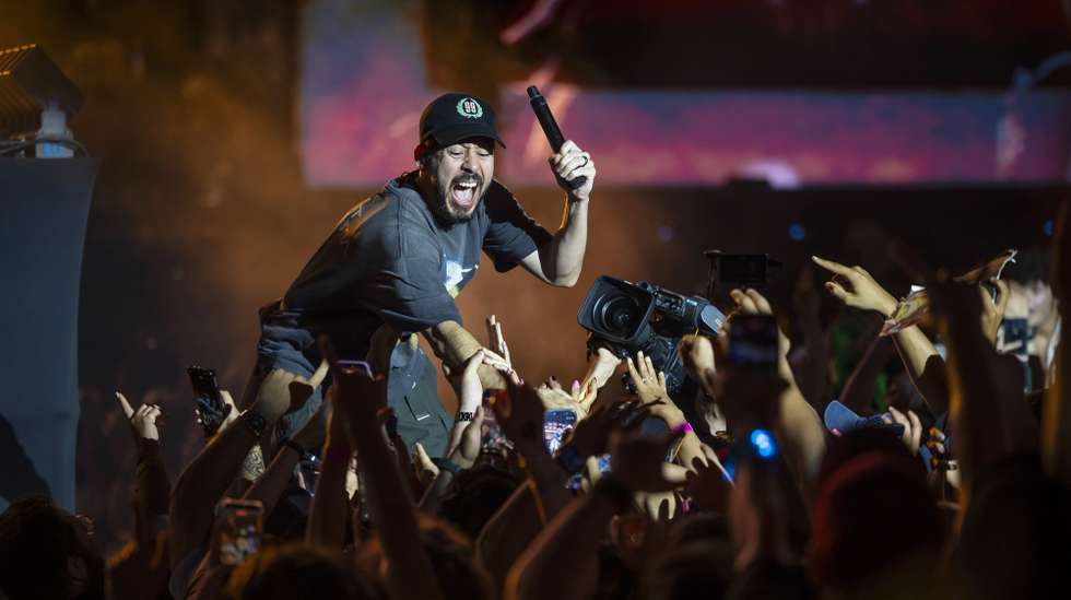 epa13056297 Mike Shinoda, guitarist, keyboard player, and co-vocalist of US rock band Linkin Park, performs onstage on the second day of the Rock in Rio 2026 festival in Lisbon, Portugal, 21 June 2026 (issued 22 June 2026).  EPA/JOSE SENA GOULAO